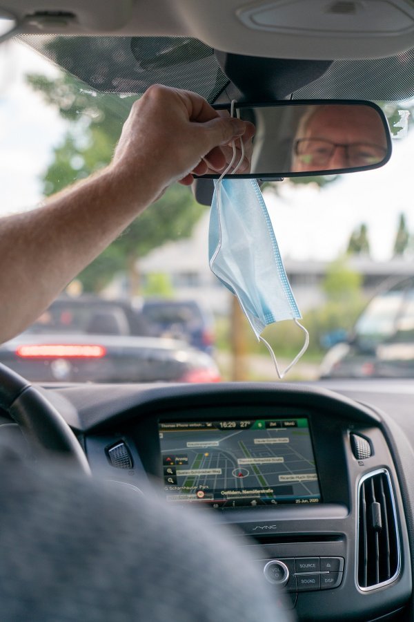 Zaštitne maske za lice na retrovizoru ometaju vozače