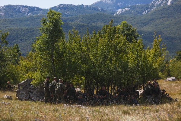 Prolazak pripadnika HV-a kroz Gračac na dvodnevnoj hodnji od Udbine do Knina