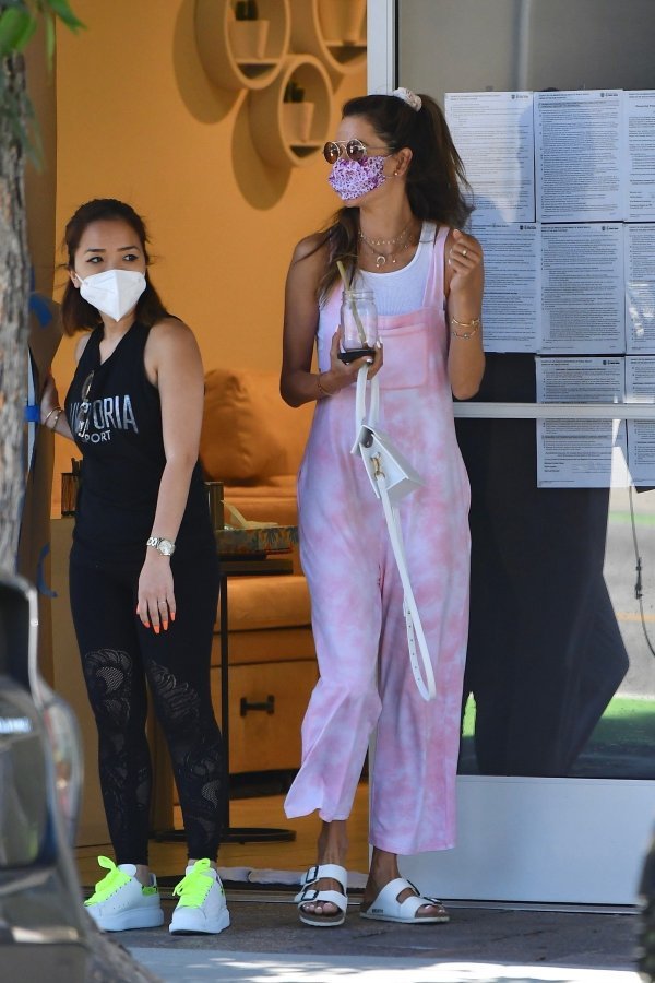 Alessandra Ambrosio nosi Birkenstock sandale