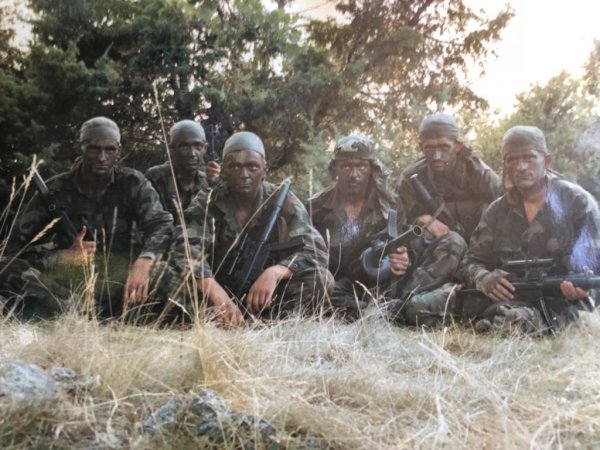 Neven Klapež zvani Falco (treći desno) , pripadnik Druge bojne 4. gardijske brigade, logoraš i veteran Oluje sa suborcima