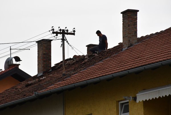 Olujno nevrijeme rušilo stabla i nosilo crijepove s krovova kuća