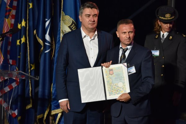 Predsjednik RH Zoran Milanović na kninskoj tvrđavi odlikovao generale VRO Oluja