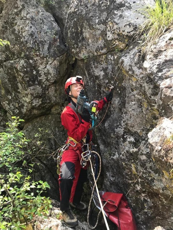 Da bi se postao član HGSS-a treba se biti dobar u speleologiji, alpinizmu, visokogorstvu ili alpskom skijanju, dobro se snalaziti u jamskim, planinskim i neurbanim područjima 