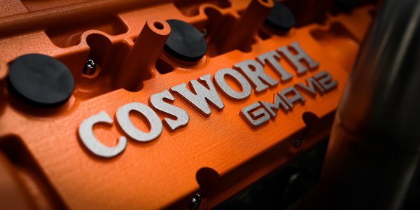 3,9-litreni Cosworth GMA V12 motor snage 663 KS pri 12.100 okr./min.