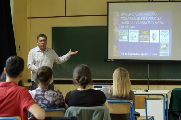 Dubravko Lepušić educira mlade u školama u okviru projekta 'Znanje je užitak' Sanjin Strukić/Pixsell