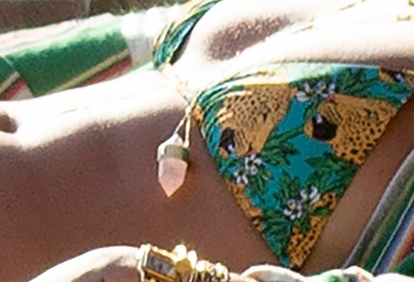 Zeleni bikini na sebi je imao mnoštvo leoparda u cvijeću