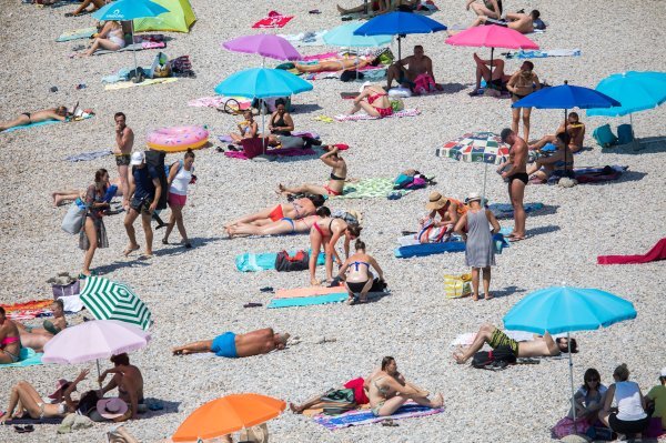 Građani i turisti osvježenje tijekom sparnog dana potražili su na plaži