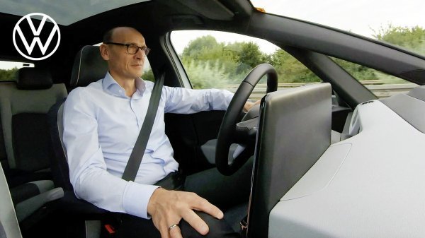 Novi šef marke Volkswagen Ralf Brandstätter je za svoje prvo putovanje električnim ID.3 odabrao njihovu 320 kilometara udaljenu tvornicu u njemačkom gradu Zwickauu