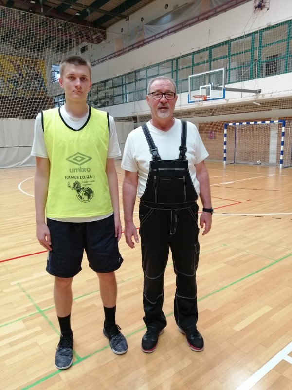 Rusmir Halilović i polaznik škole košarke 'Basketball plus' Leonardo Klišanić