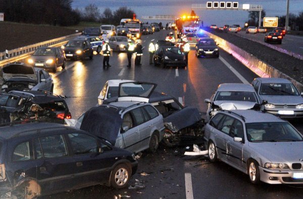 Prometne nesreće na autocestama zbog povećanog prometa su vrlo česte, a zbog neformiranja sigurnosnog koridora hitne službe  znaju doći prekasno