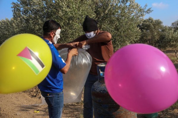 Palestinci napadaju Izrael zapaljivim balonima