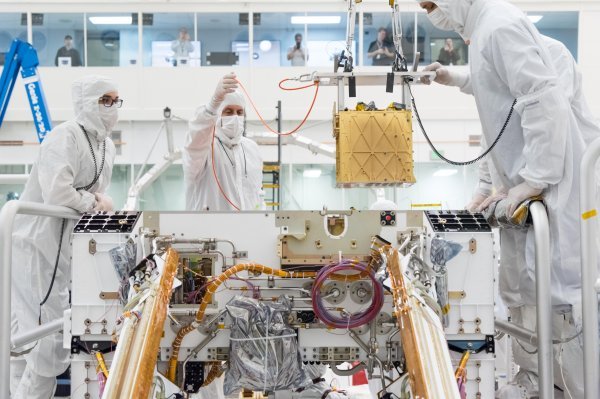 Tehničari ugrađuju MOXIE, instrument koji bi trebao omogućiti stvaranje kisika na Marsu 