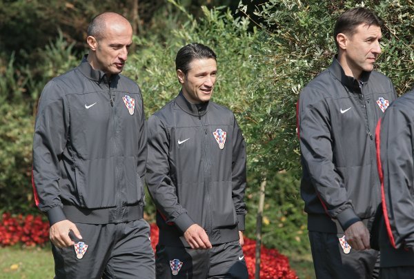 Niko Kovač snimljen 2014. uz pomoćnike hrvatske nogometne reprezentacije Igora Jukića i Vatroslava Mihačića