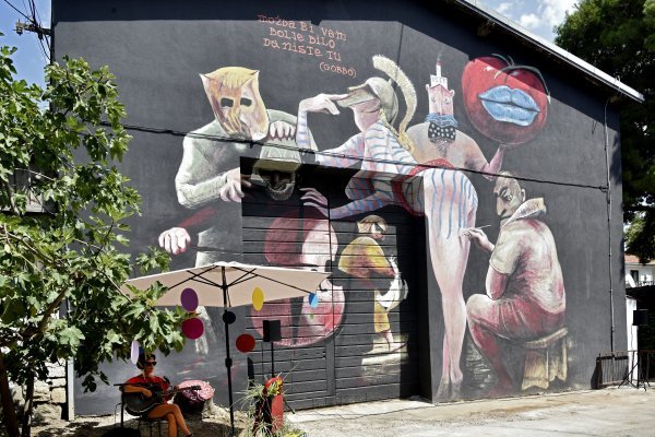 Predstavljen mural nastao po plakatu za Splitsko ljeto 1998.
