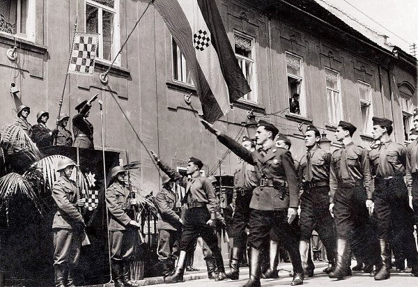 Mimohod ispred Banskih dvora; Ante Pavelić pozdravlja ustaše 1941. godine (MGZ)