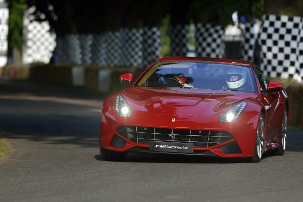 Marc Gené, vozač Scuderije Ferrari i bivši vozač Formule 1, za volanom Claptonovog Ferrarija SP12 EC na Goodwood festivalu brzine 2013.