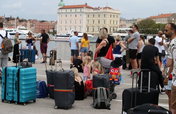 Split: Gužva u trajektnoj luci nakon povećanja broja zaraženih koronavirusom