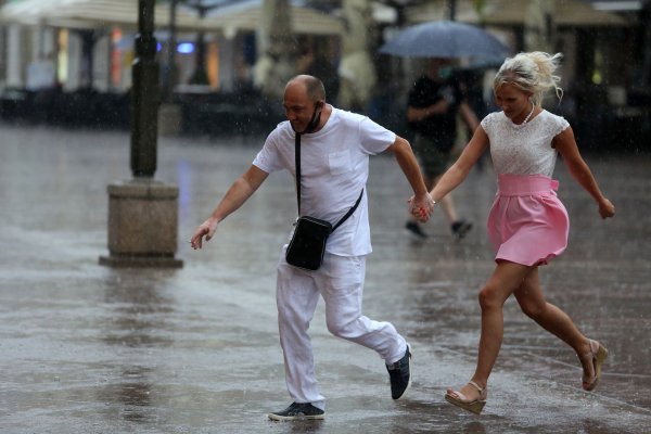 Rijeka: Ljetni pljusak na Korzu natjerao prolaznike u bijeg