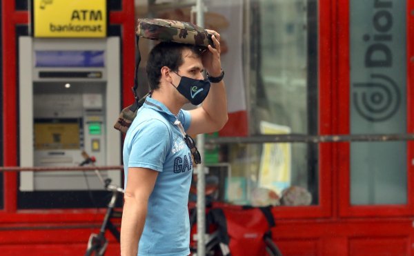 Maske i kišobrani obavezni rekviziti u Zagrebu