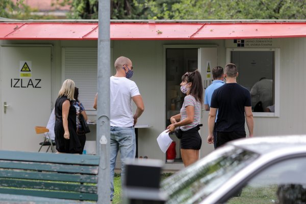 Zagreb: Testiranje na koronavirus ispred Nastavnog zavoda dr. Andrija Štampar