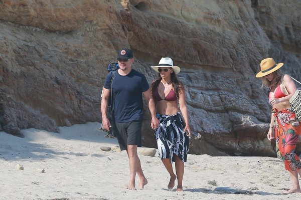 Luciana Barroso i Matt Damon na plaži