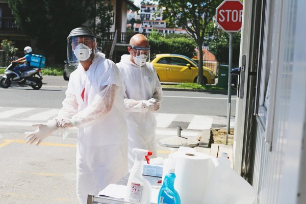 Laboratorijski tehničari Bruno Čavala i Marijan Rojc