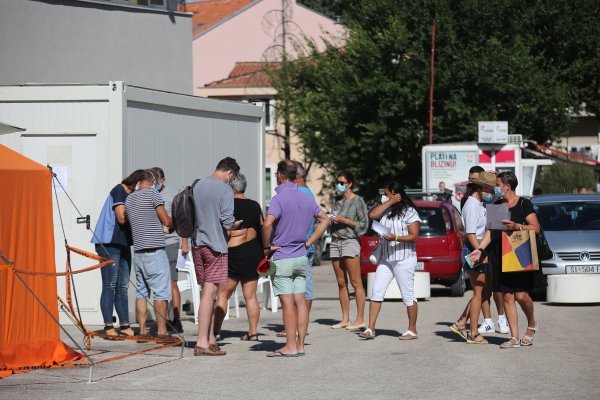 Šibenik: Ljudi čekaju u redu kako bi obavili testiranje na COVID-19