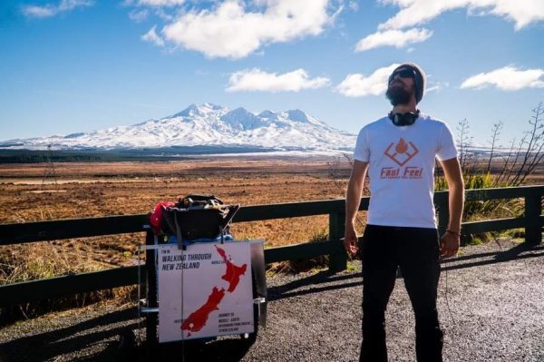 Tomica Kristić u majici s logom prijateljeve firme ispred vulkana Tongariro u Novom Zelandu