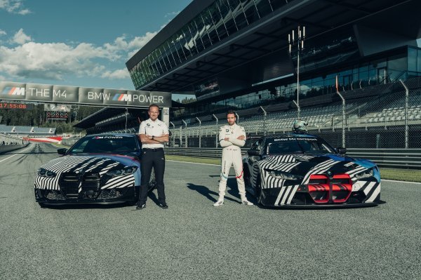 Markus Flasch, izvršni direktor BMW M GmbH-a pokraj BMW-a M4 Coupe (2021) -lijevo, Philip Eng, BMW-ov tvornički vozač pokraj BMW-a M4 GT3 (desno)