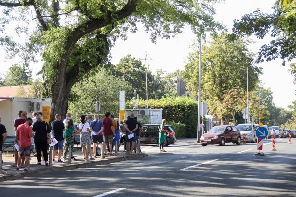 Velika kolona vozila za testiranje na koronavirus u Zagrebu