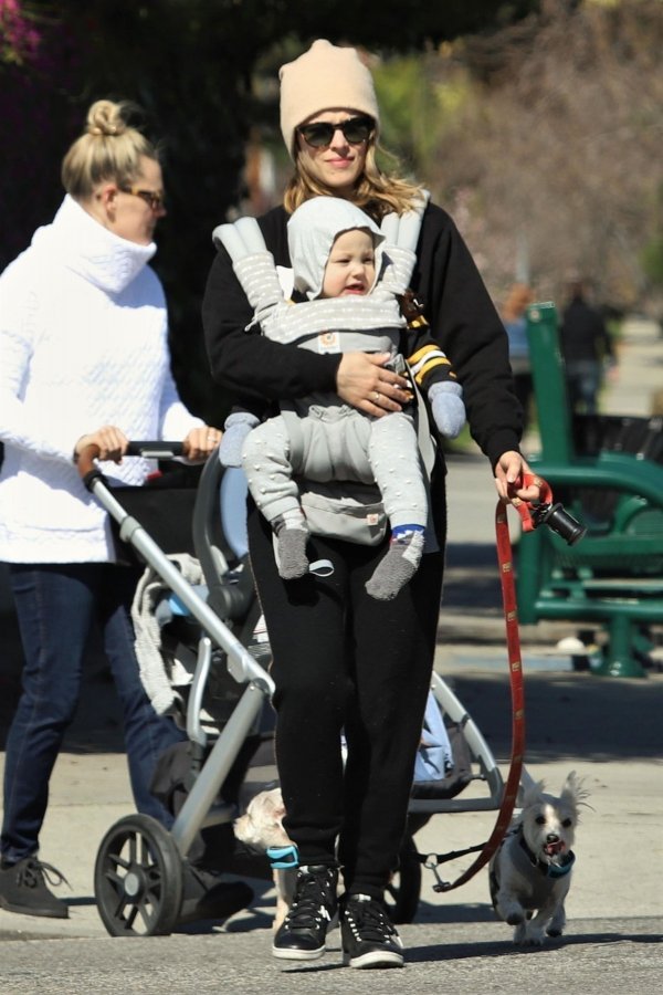 Rachel McAdams sa sinom u šetnji