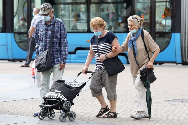 Zagreb: Stariji građani prihvatili naviku nošenja maski i na otvorenom