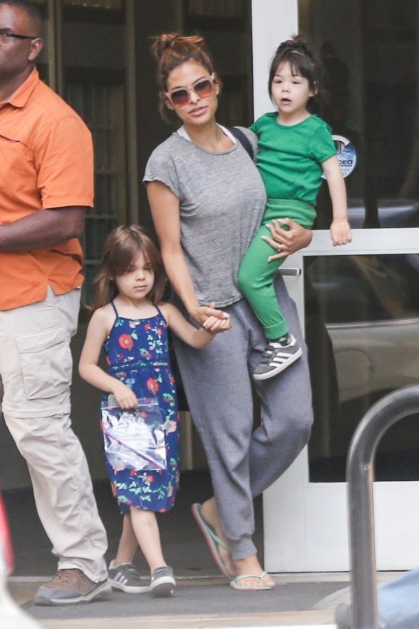 Eva Mendes s kćerkicama