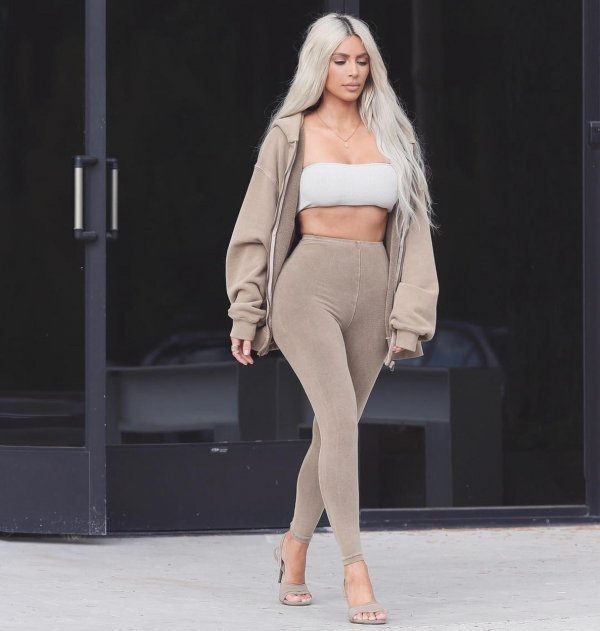 Kim Kardashian u kreaciji s potpisom brenda Yeezy svog supruga Kanye Westa