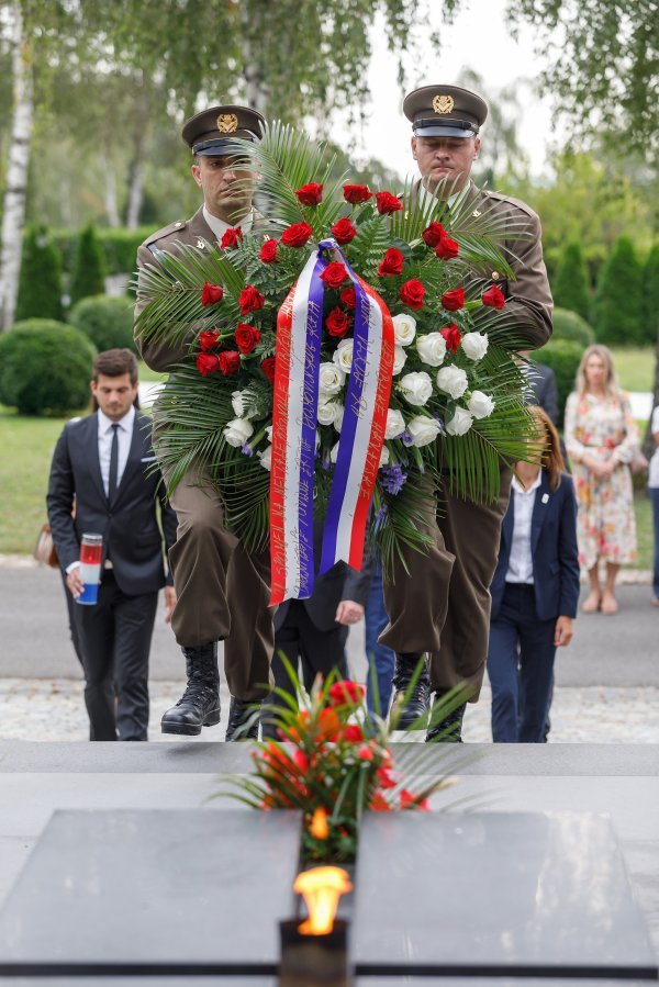 Odavanje počasti nestalima u Domovinskom ratu na Mirogoju i Krematoriju