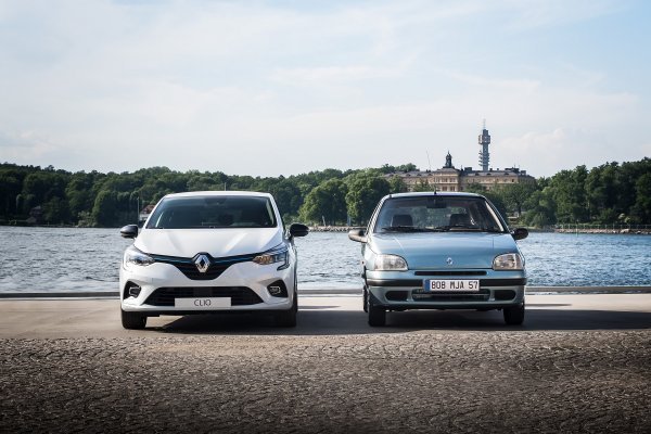 Renault Clio E-TECH Hybrid (2020. - ...) lijevo i prva generacija desno