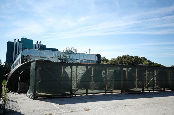 Vojni šatori ispred KB Dubrava