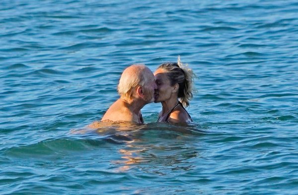 Charles Dance s mladom djevojkom