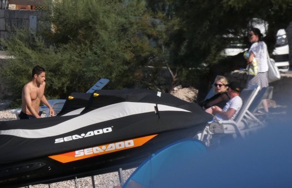 Rami Malek s djevojkom Lucy ljetuje u Sutivanu na otoku Braču