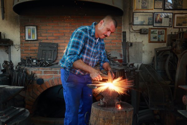 U kovačnici Franje Vinkovića nastaju ornamenti, ograde, mačevi, cipele...