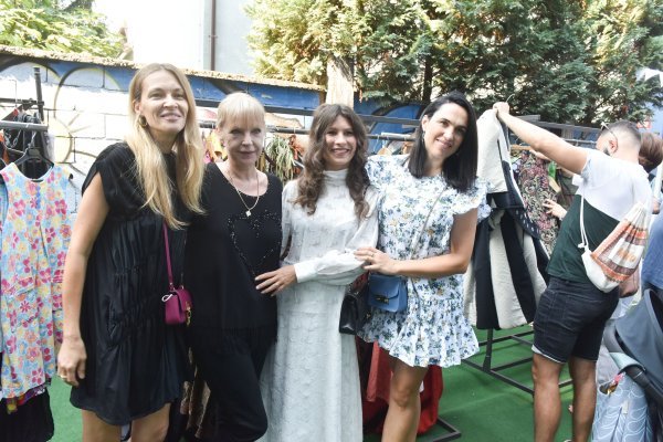 Aukcija kazališnih kostima u dvorištu kazališta Trešnja