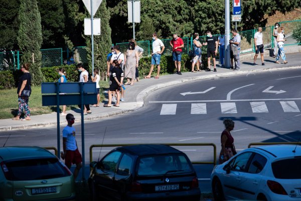 Veliki redovi za testiranje na koronavirus ispred Križina u Splitu
