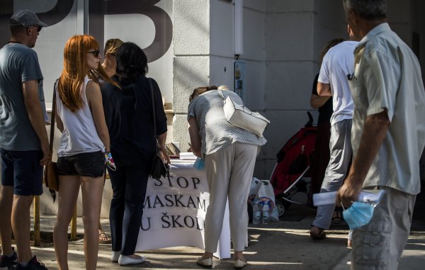 Potpisivanje peticije 'Stop maskama u školi'