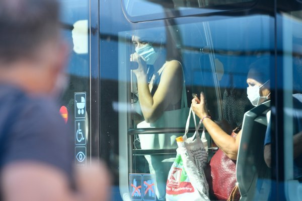 Građani nose zaštitne maske u javnom prijevozu