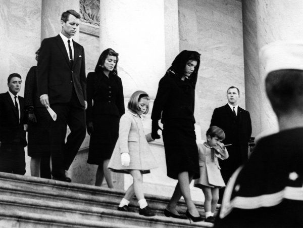Jacqueline Kennedy s djecom na sprovodu svog prvog supruga Johna F. Kennedyja