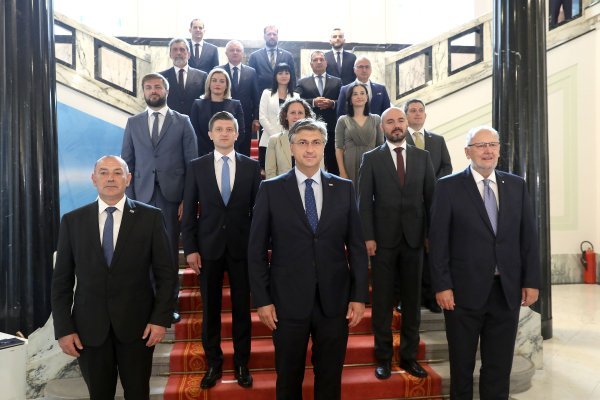 Tradicionalna fotografija novog sastava Vlade na saborskim stepenicama
