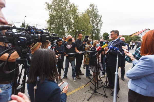 Gospić: Završen sastanak Vlade sa županima, predstavnicima Udruge gradova i Udruge općina