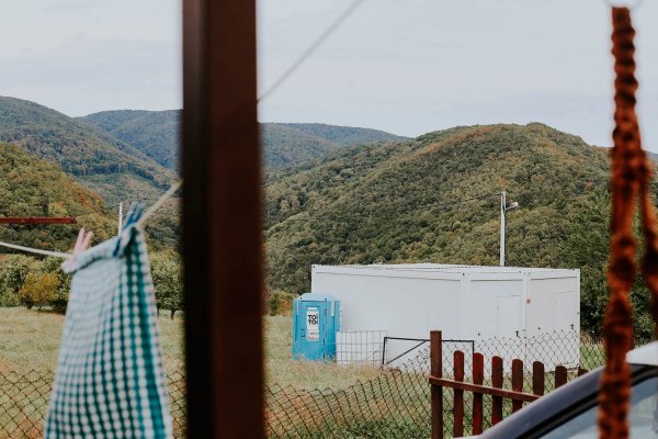 Kontejneri pored kuće Jakšićevih. Posužit će im za spremanje stvari kad krenu s obnovom kuće