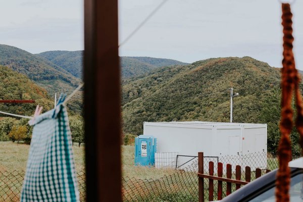 Kontejneri pored kuće Jakšićevih. Posužit će im za spremanje stvari kad krenu s obnovom kuće