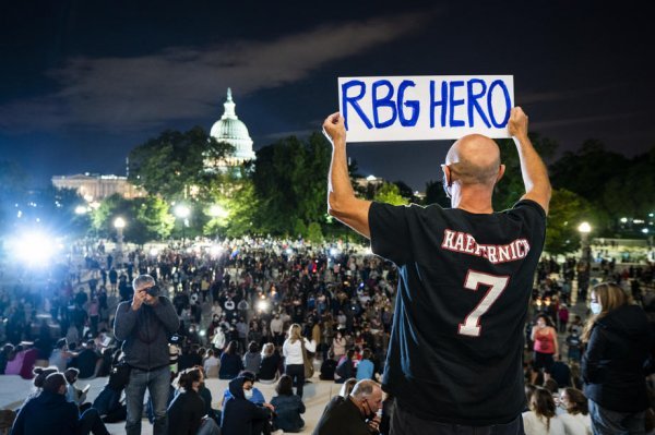 Građani okupljeni ispred Vrhovnog suda nakon smrti a Ruth Bader Ginsburg